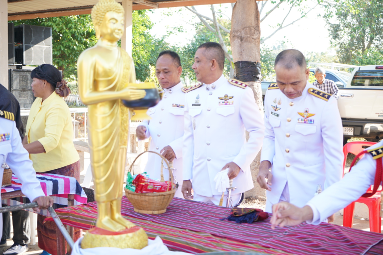 ทำบุญตักบาตรเนื่องในกิจกรรมเฉลิมพระเกียรติพระบาทสมเด็จพระเจ้าอยู่หัว